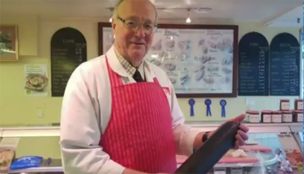 Британског месара спасила смрзнута кобасица (ВИДЕО)