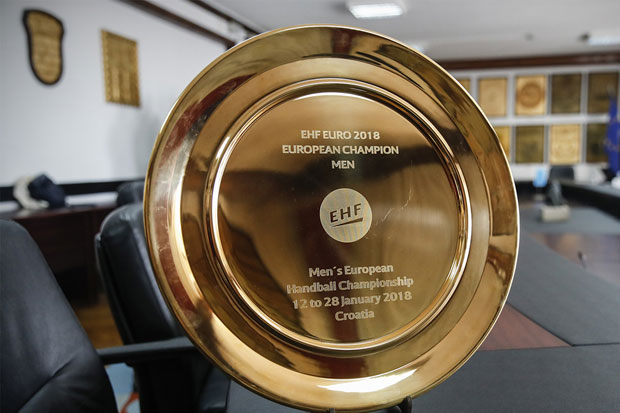 У СПЛИТУ ЗАГРЕВАЊЕ ПРЕД МЕЧ: Навијачи Хајдука правили инциденте, Хрвати оптимисти