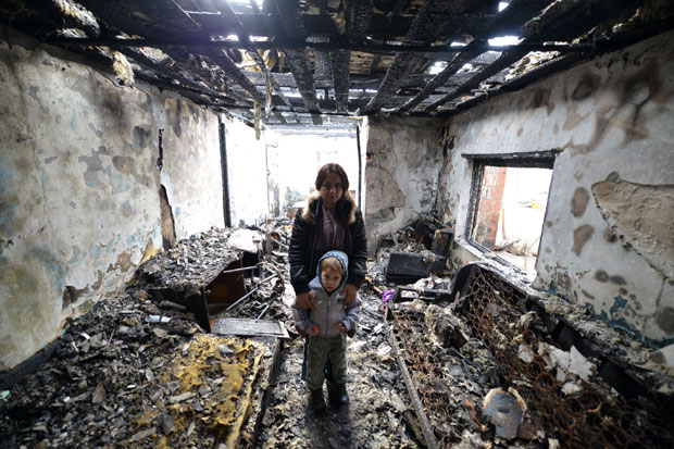 ЗА ТРЕН ОСТАЛИ БЕЗ ДОМА: Породици са шесторо деце потребна помоћ (ВИДЕО)