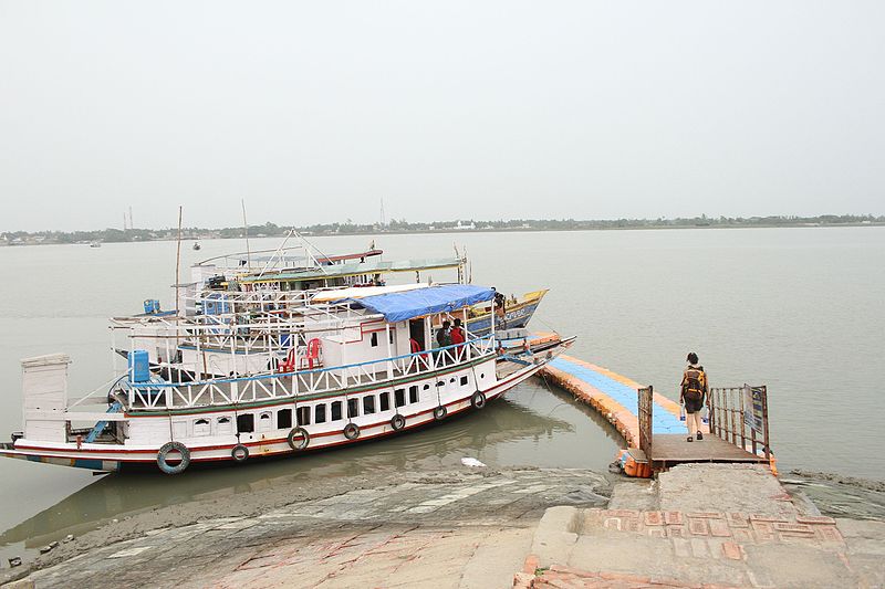 Потонуо трајект са школарцима, двоје мртвих, 6 нестало