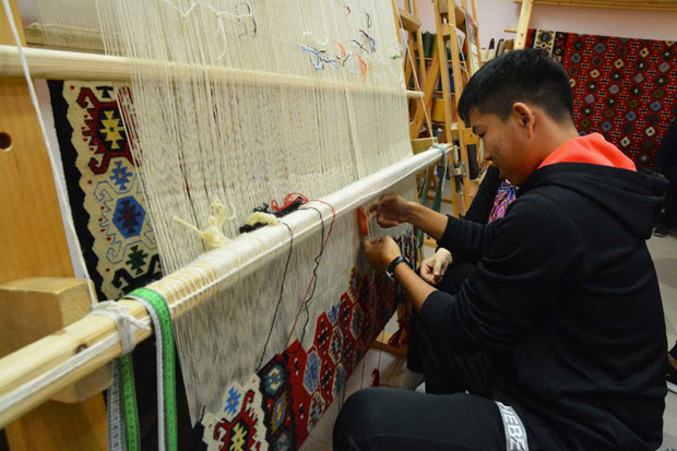 Пиротски ћилим пред Кинезима