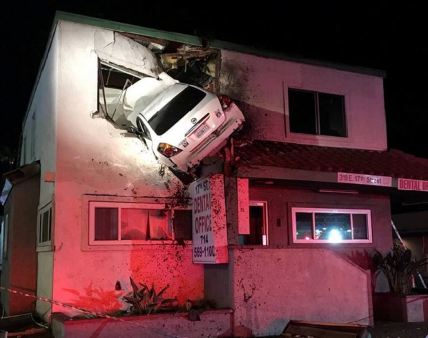 Калифорнија: Ауто улетео у зубну ординацију на другом спрату (ВИДЕО)