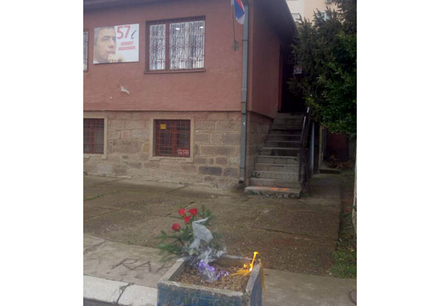 СРЦЕПАРУЈУЋИ ПРИЗОР: Запаљене свеће и цвеће на месту где је убијен Ивановић (ФОТО+ВИДЕО)