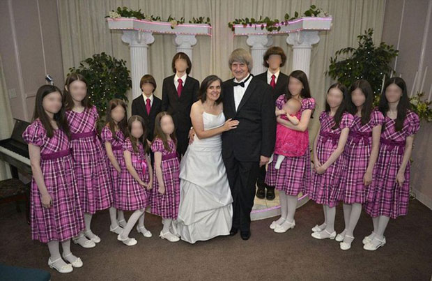 Родитељи своју децу држали везану ланцима 