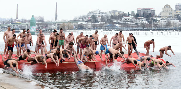 Пливање за часни крст враћа град коренима