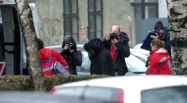 ОКОНЧАНА ДРАМА У ЗЕМУНУ: Спасена девојчица која је хтела да скочи са зграде