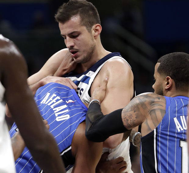 СКАНДАЛ У ОРЛАНДУ: Афало дивљачки песницом ударио Бјелицу, српски кошаркаш га ухватио под крагну (ВИДЕО)