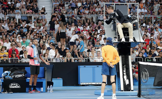 ПОТЕЗ ДАНА У МЕЛБУРНУ: Кад не може Кирјоса, Троицки погодио судију у главу... (ВИДЕО)