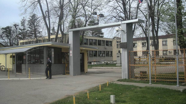 Обесио се стражар из „Забеле” испред куће своје девојке