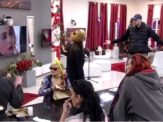 ДРЕКА И ПРЕТЊЕ У ЗАДРУЗИ: Смири је да јој не закопам главу у лавабо! (ВИДЕО) 