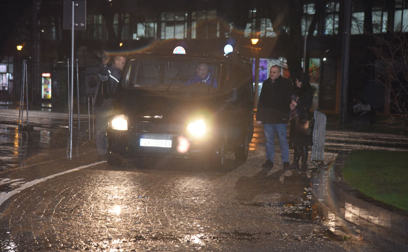 Ковчег са телом Оливера Ивановића на Новом гробљу у Београду (ФОТО/ВИДЕО)