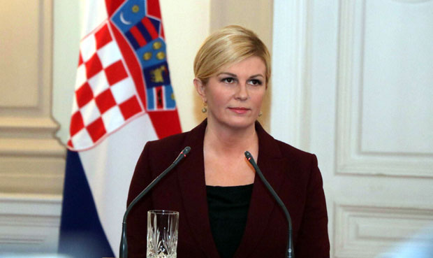 Китаровић без најаве посетила Ахмиће и поклонила се жртвама: Да ниједна мајка више не оплакује дете и супруга