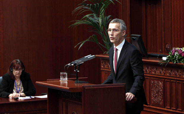 Столтенберг: Напредак отвара могућност за чланство Македоније у НАТО; Запаљена застава Алијансе