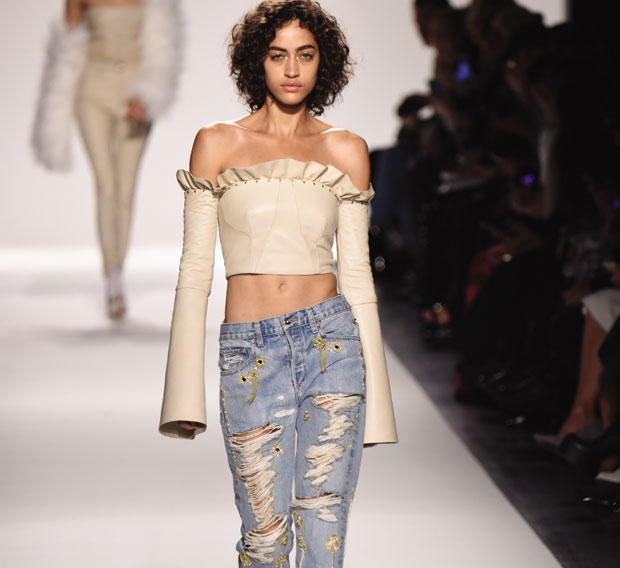 Топ и џинс, добитна комбинација
