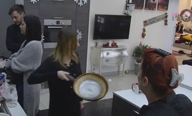 ЗАДРУГАРИ У ЧУДУ: Маца кувала кафу у тигању (ВИДЕО)