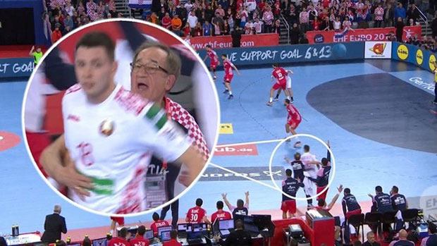 СКАНДАЛОЗАН ПОТЕЗ СЕЛЕКТОРА ХРВАТСКЕ: Червар ушао у терен и вукао најбољег играча Белорусије у последњем нападу (ВИДЕО)