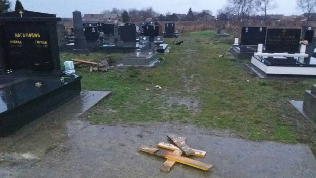 Дечаци оскрнавили 20 гробова