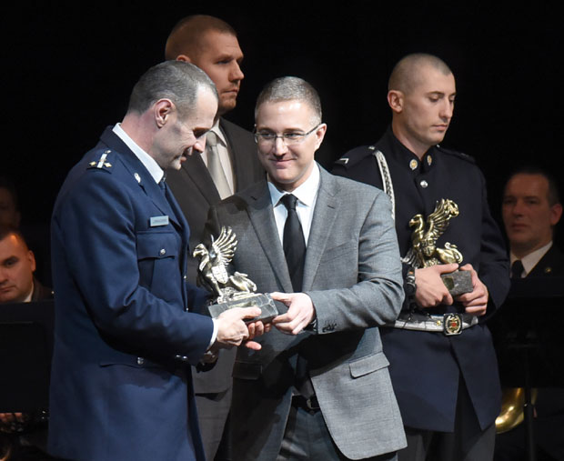 Кад заменик командира полицајцима кува кафу 