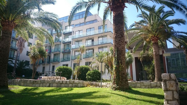 Бечићи: Хотел затворен - запослени на улици