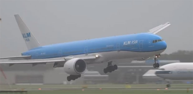 Ветар носи авион као да је од папира (ВИДЕО)