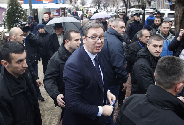 ПРОВОКАЦИЈЕ АЛБАНАЦА ТОКОМ ПОСЕТЕ КОСМЕТУ: Викали Заклаћемо Вучића, Смрт Србима, показивали средњи прст