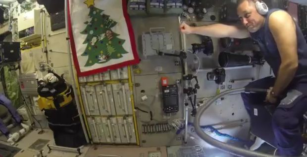 ВИДЕО: Руски космонаут летео на усисивачу 