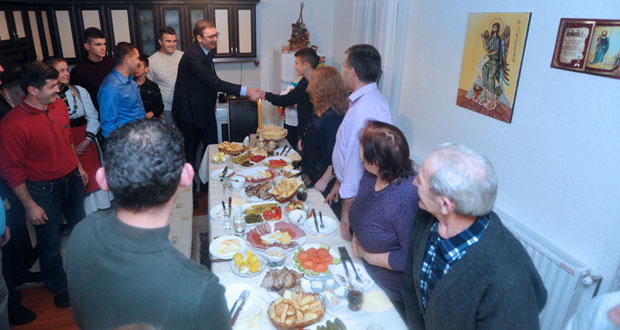 Са председником ломили погачу