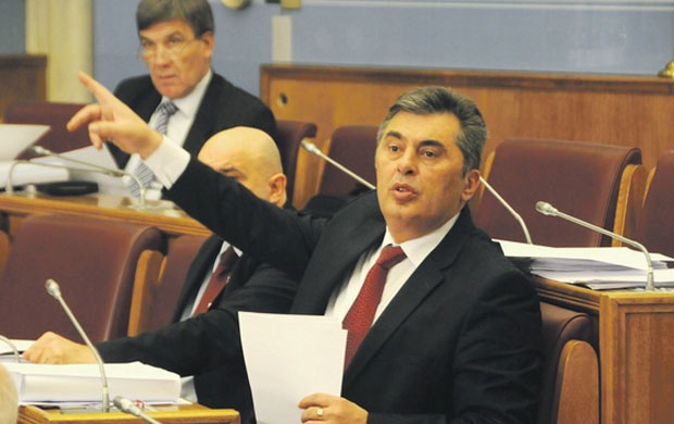 Узели мајкама, частили себе