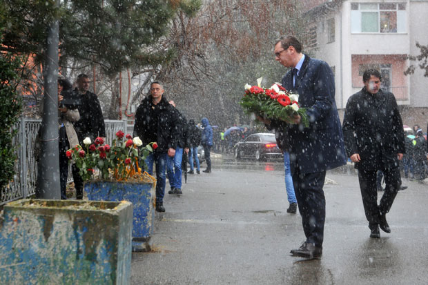 Председнику на челу цртају мету