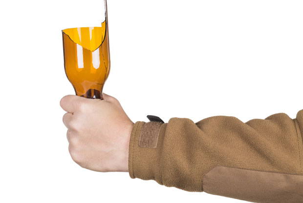 ДРАМА НА АЕРОДРОМУ: Покушао себи да пререже врат разбијеном флашом