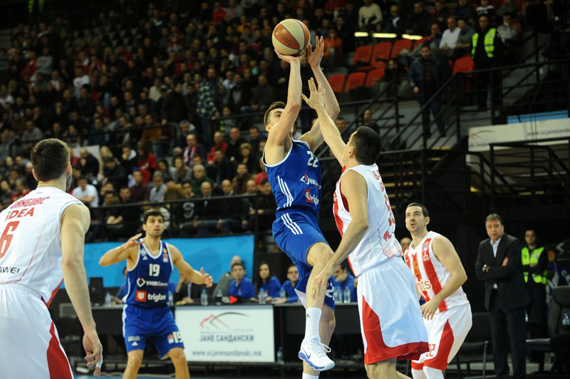 ЗВЕЗДА ДЕМОЛИРАЛА МЗТ: Црвено-бели се прошетали кроз Скопље
