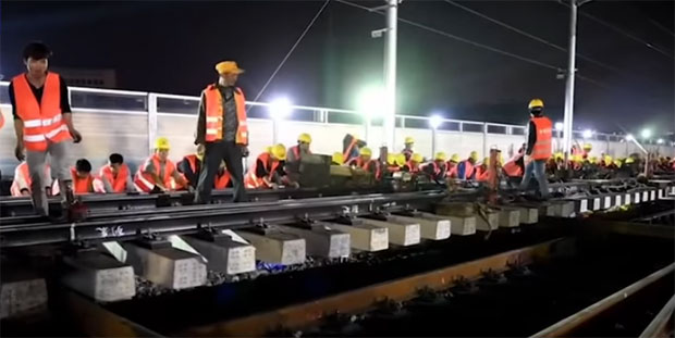 КИНЕСКА ЕФИКАСНОСТ: 1.500 радника за 9 сати изградило деоницу пруге (ВИДЕО)