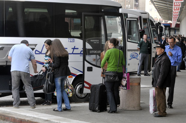 Две трећине перона без папира