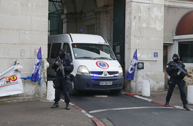 СУЂЕЊЕ ЗА ТЕРОРИЗАМ У ПАРИЗУ: Правда у три суднице