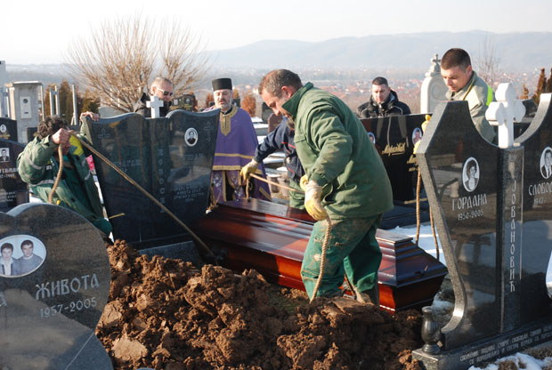 УБИЈЕНИ БЕСКУЋНИК САХРАЊЕН У КРУШЕВЦУ: Бившег фудбалера тукли до смрти
