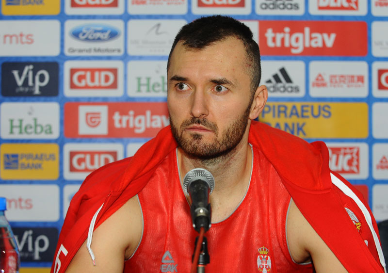 Милан Мачван у болници због повреде колена (ВИДЕО)