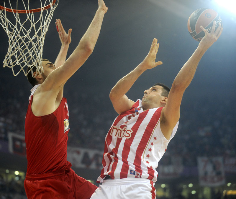 БРАЋА ЗАДУЖИЛА ЦРВЕНО-БЕЛЕ: Звезда још увек без победе против Олимпијакоса