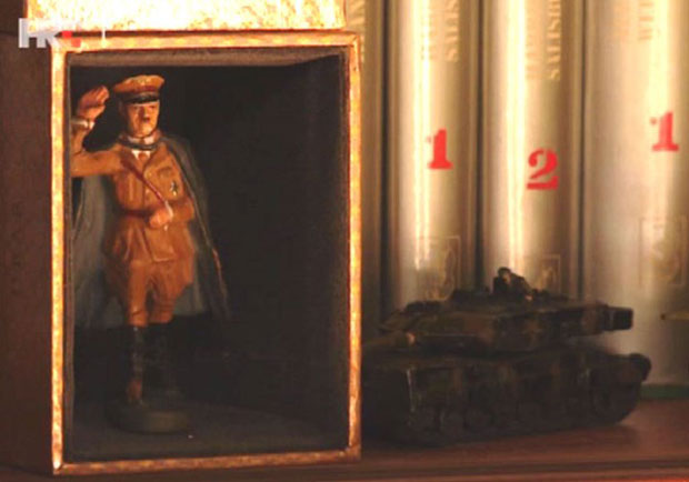 БИЗАРАН ПРИЛОГ НА ХРТ: Весело детињство НДХ уз омиљену играчку - фигурицу Хитлера