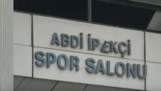 Руши се дворана Абди Ипекчи у Истанбулу