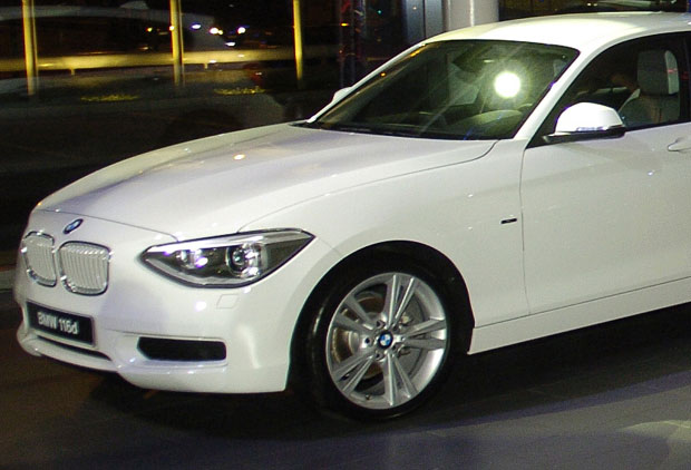 ПОТЕРА НА УЛИЦАМА БЕОГРАДА: Белим БМВ-ом налетео на пешака па побегао, мушкарац превезен на реанимацију