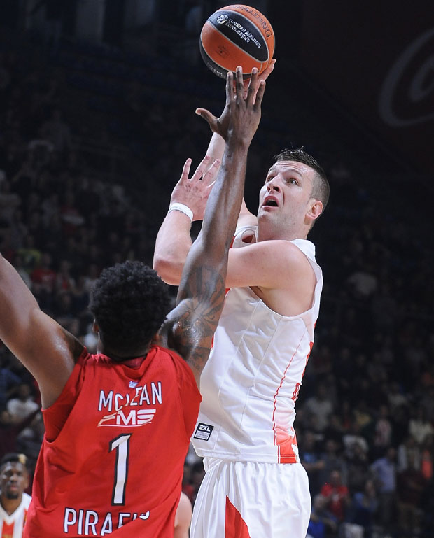 ОМИЋ ПРЕД СПАВАЊЕ ОДГОВОРИО “ДЕЛИЈАМА”: Ко игра за Звезду и заувек за њу навија, биће заувек моја братиља (ФОТО)