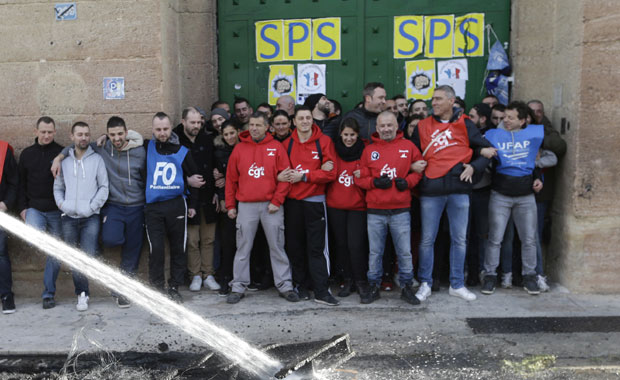 ПРИХВАТИЛИ ПРЕДЛОГЕ ВЛАДЕ: Окончан штрајк затворских чувара у Француској