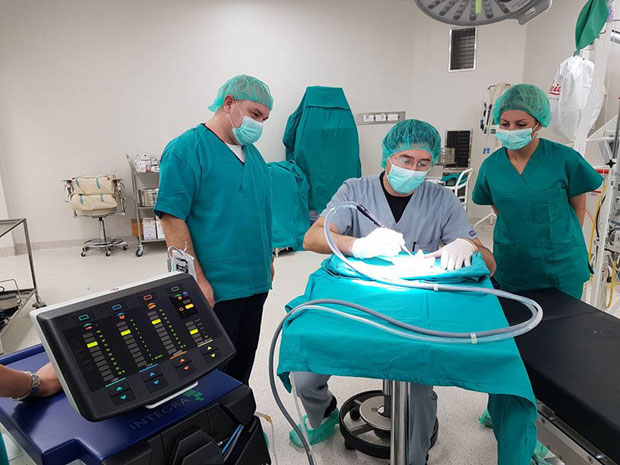 АПАРАТ ЗА ОПЕРАЦИЈЕ МОЗГА У НИШКОЈ КЛИНИЦИ: Хирурзи вежбају на поморанџи