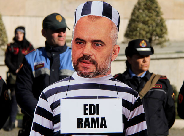 ВЕЛИКИ ПРОТЕСТ ОПОЗИЦИЈЕ У ТИРАНИ: Око 200.000 грађана тражило оставку Едија Раме (ФОТО+ВИДЕО)