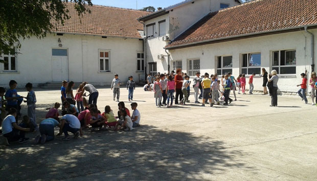 ДРАМА У ОШ „КАРАЂОРЂЕ“ У ОСТРУЖНИЦИ: Прогутао таблете,па се онесвестио?