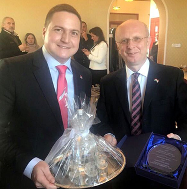 ШПИЈУНКА: Палинка на дар