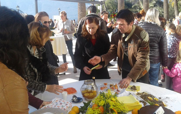 Кренуле карневалске поворке у част цвећу