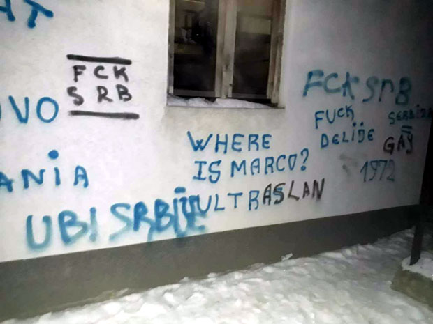 Српска листа: Надлежни да открију ко је написао ОВК на школи (ФОТО)