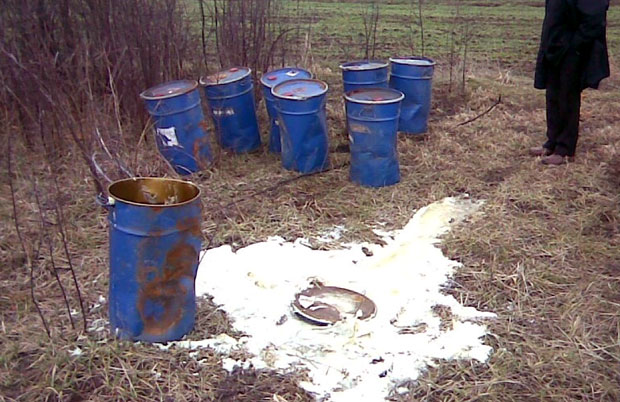 НОВИ ЕКОЛОШКИ ИНЦИДЕНТ: Пронађено моторно уље у рупи поред пута код Сомбора