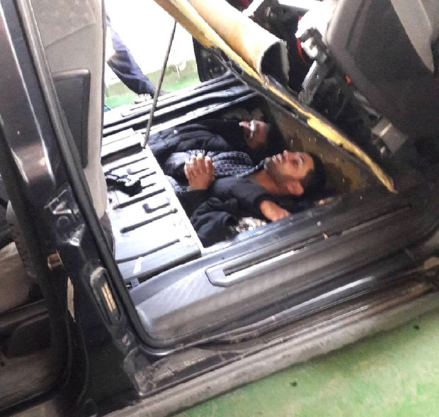 Илегални мигранти „спаковани“ у поду аутомобила